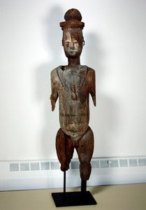 Mannsstatue, Urhobo (tre)